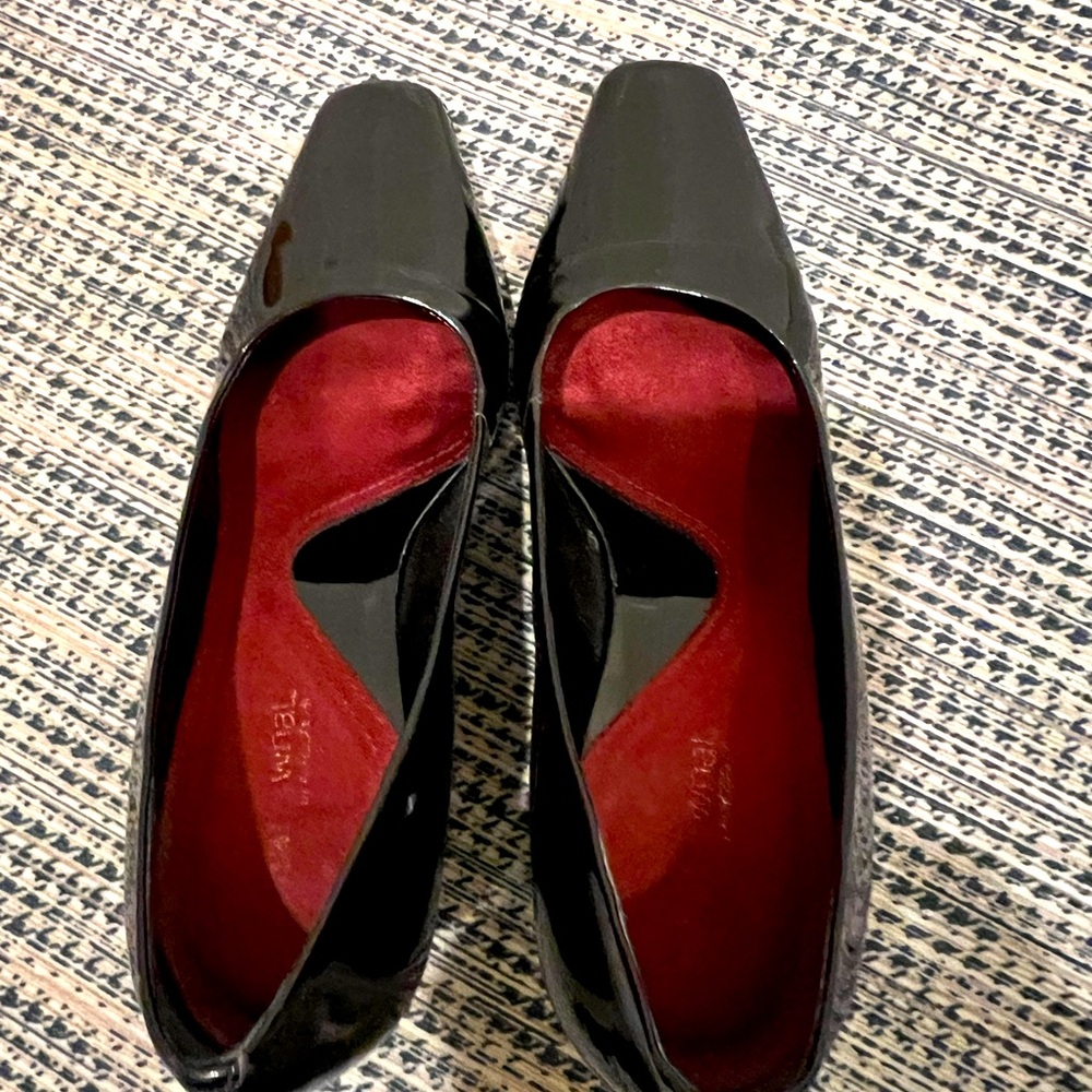 Shiny black heels 6.5B